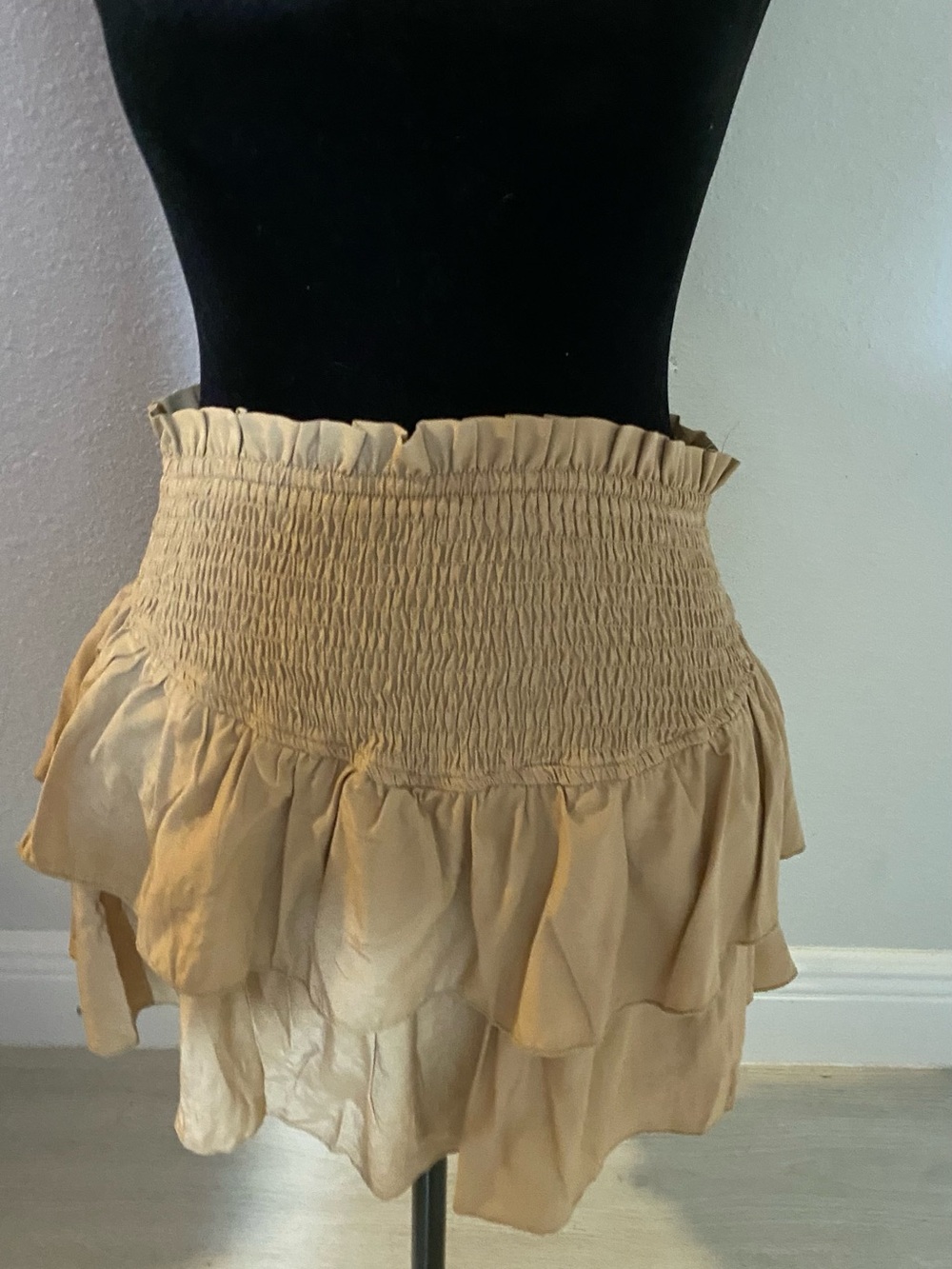 New wot Camel Ruffled layered Smocked Waist Mini Skirt. So great on! S/M